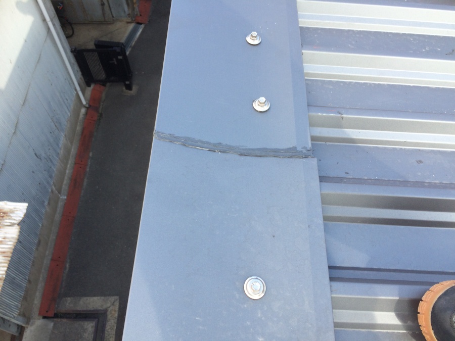 屋根先に取り付けた板金の隙間を防水処理