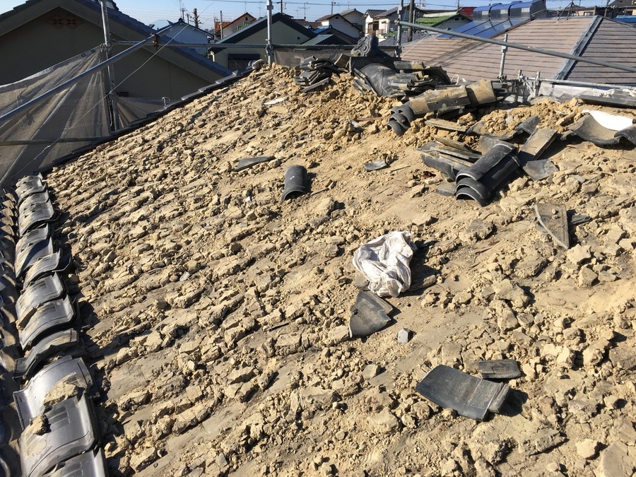 箕面市にて雨漏りを解決する瓦屋根葺き替え工事　葺き土