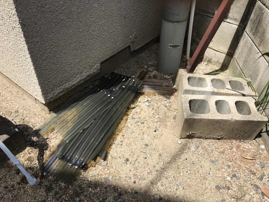 破損し外れたポリカ屋根の屋根材