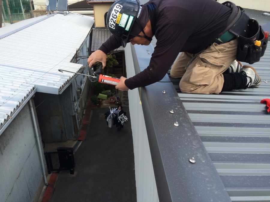 屋根のつなぎ目をコーキング施工