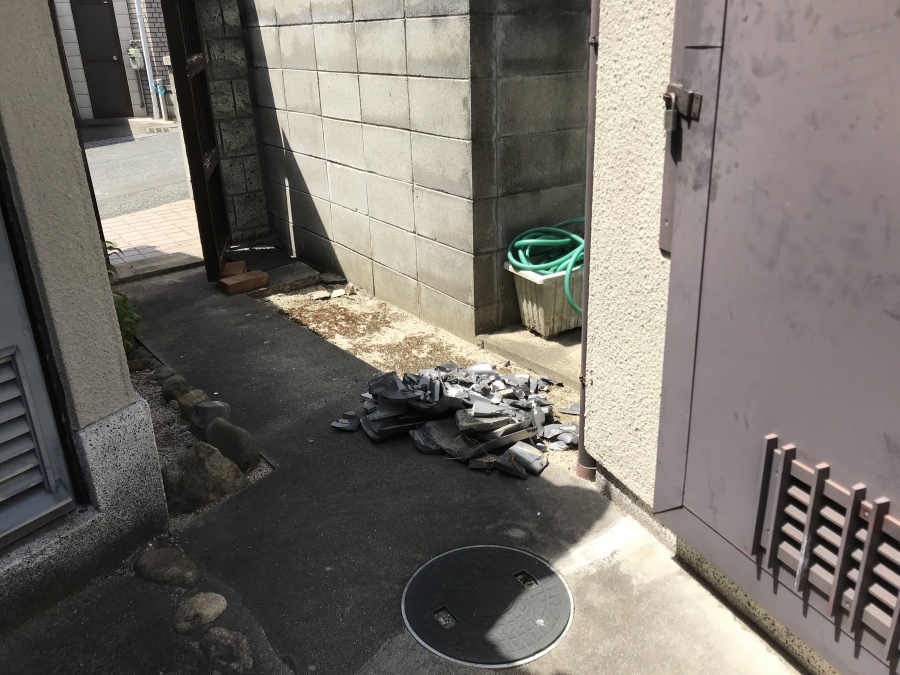 めくれて割れた瓦