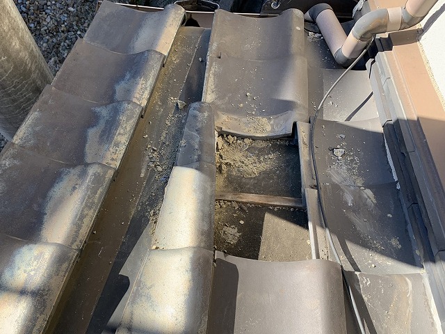 割れた瓦を撤去