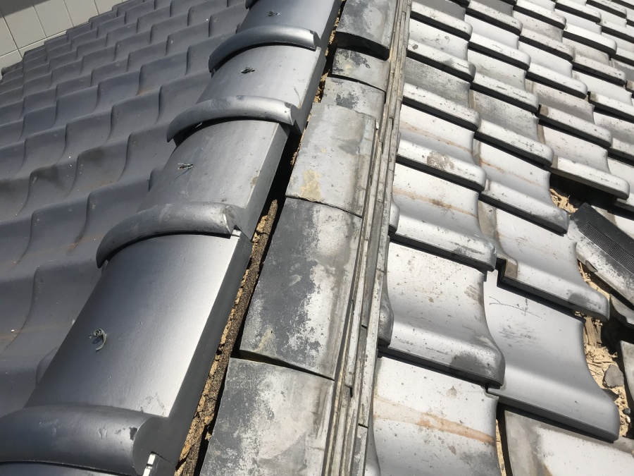 大棟の瓦がずれた屋根