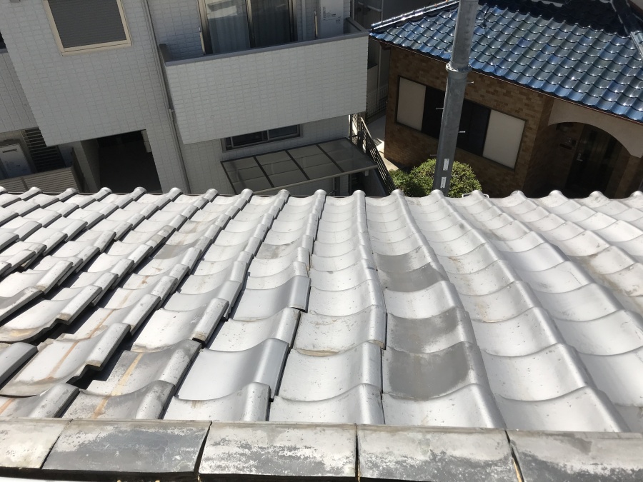 歪みの生じた屋根瓦