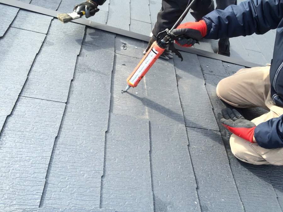 屋根補修の様子コーキング