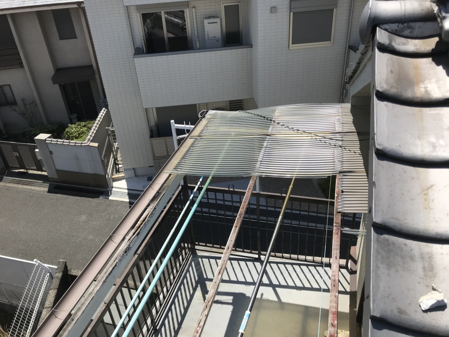 一部ポリカ屋根が外れたベランダ