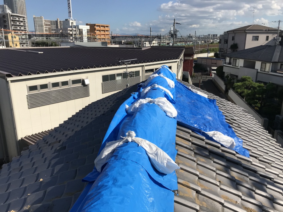 崩れた大棟をブルーシートで養生