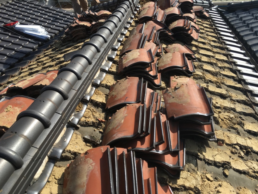 屋根葺き替え工事の最初の工程である既存屋根の解体