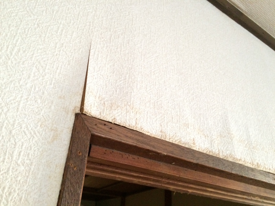 内壁雨漏りによるふくれと剥がれ