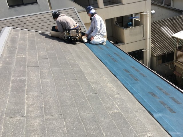 割れたスレート屋根の上に張り付けたルーフィング