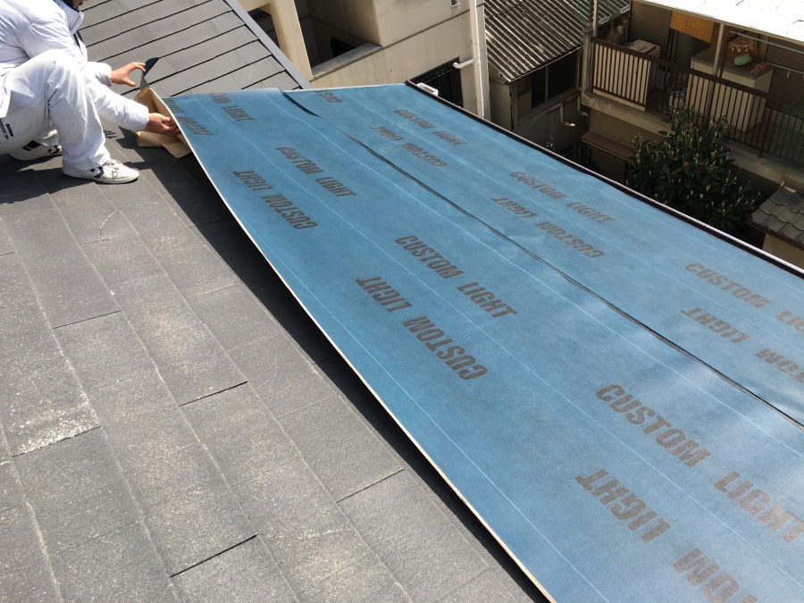 軒先から棟に向かってルーフィングを施工