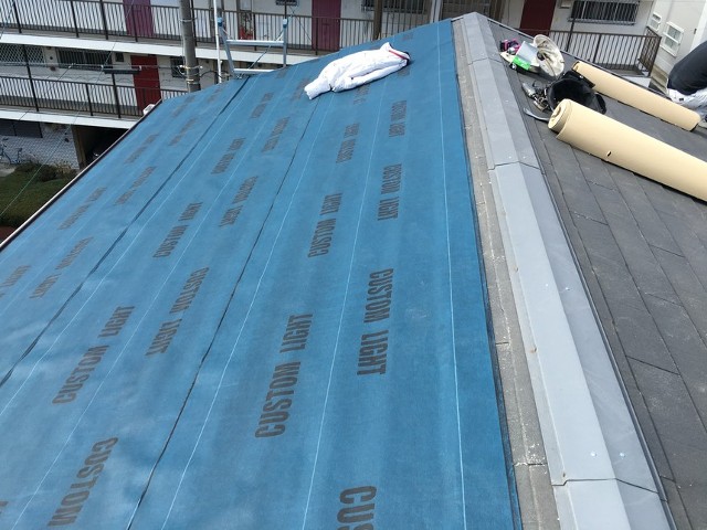 軒先から棟まで張った青いルーフィング