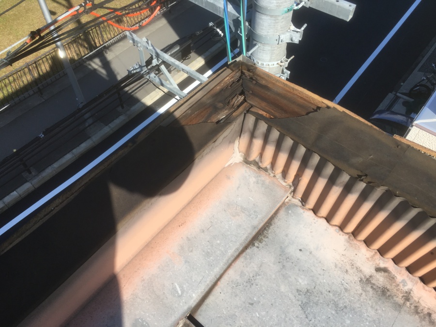 劣化した笠木板金