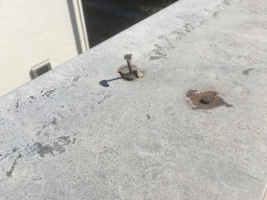 釘の抜けてきた笠木板金