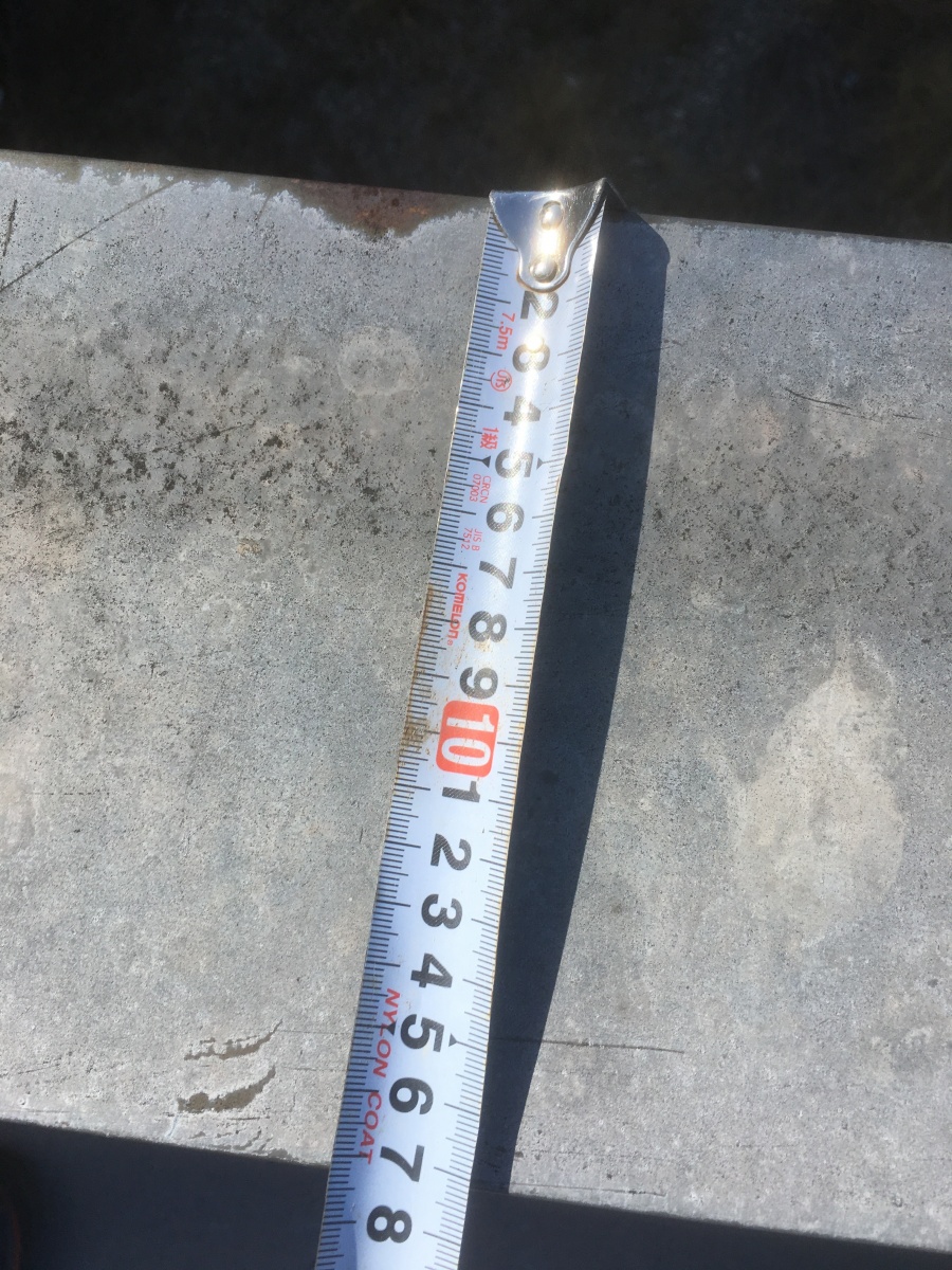 笠木板金をメジャーで計測