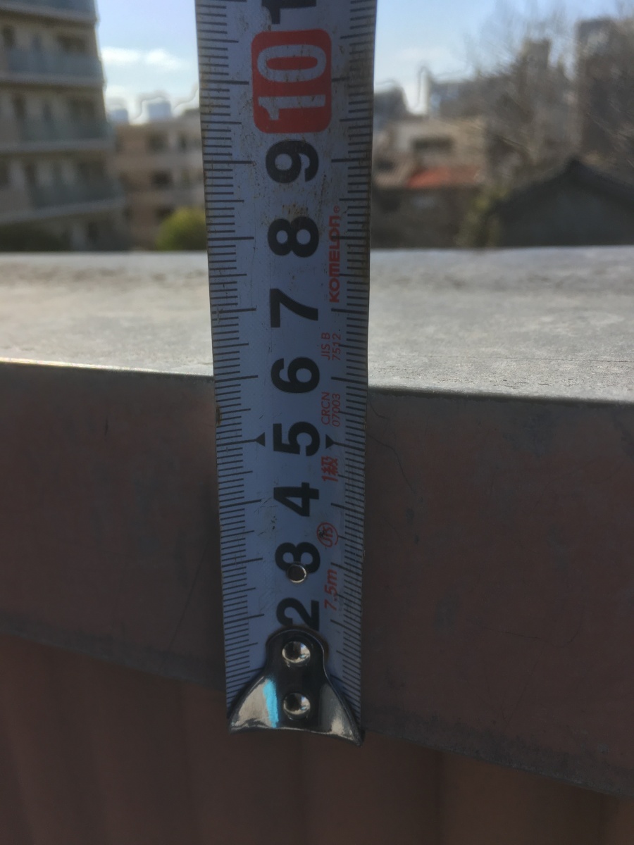 笠木板金をメジャーで計測