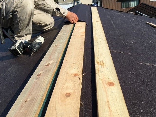 ガルテクトの棟板金を施工中
