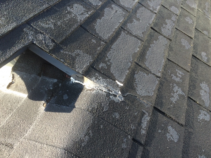 劣化したアスファルトシングル