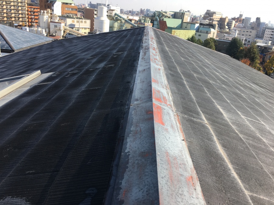 劣化したアスファルトシングルと大棟