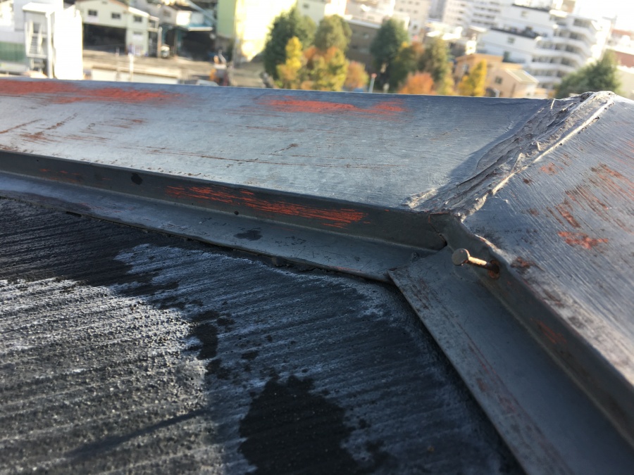 飛び出て抜けたビスと劣化した笠木板金