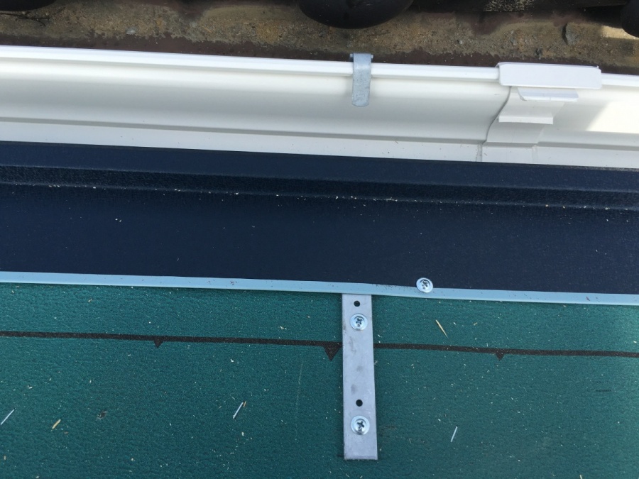 軒先に設置した雨樋金具と水切り板金