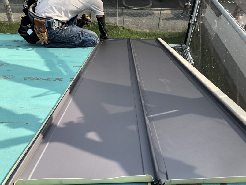 ガルバリウム鋼板立平を施工中