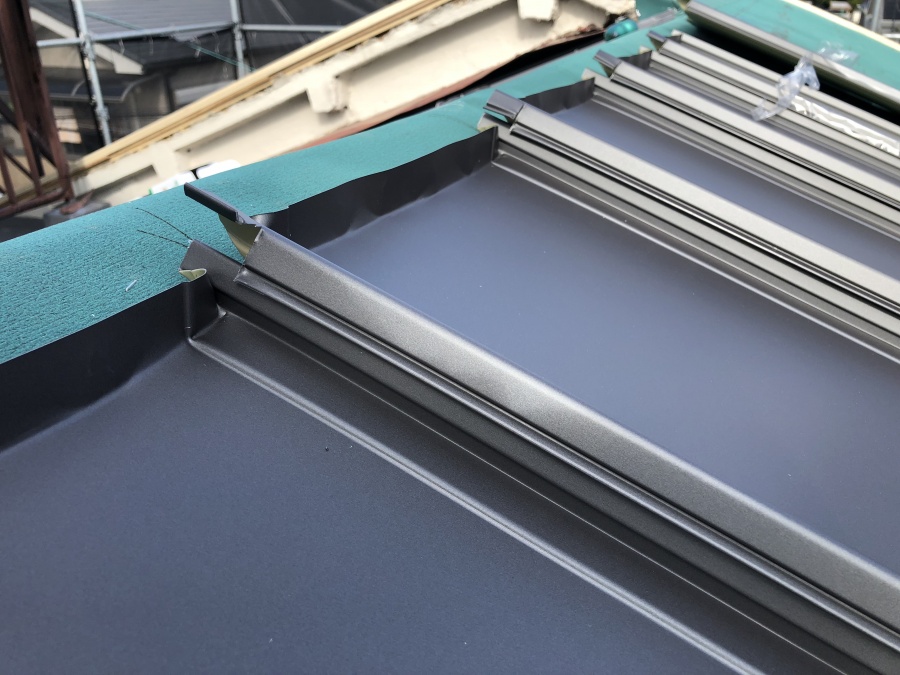 ガルバリウム鋼板立平