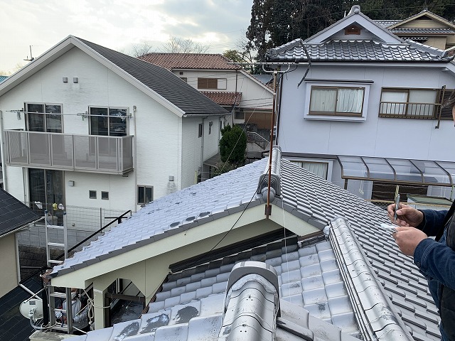 雨漏り箇所真上である瓦屋根