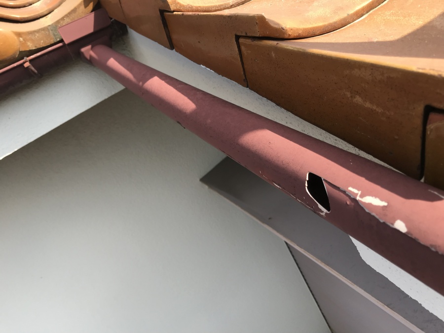 台風により穴が空いた雨樋配管