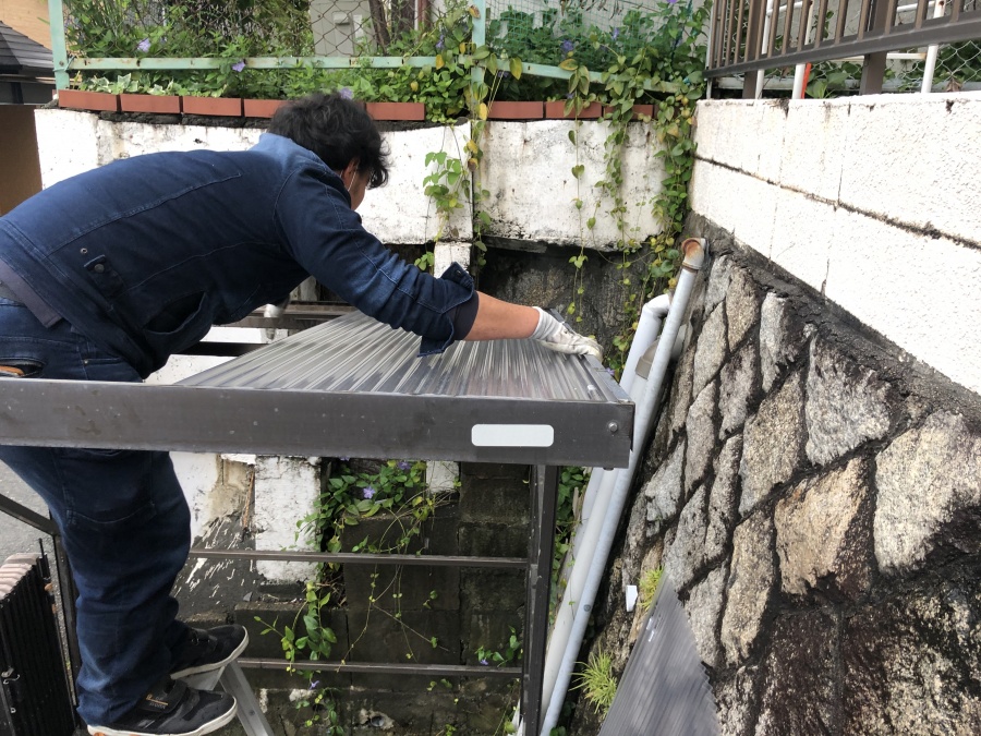 駐輪場・屋根の張り替え中