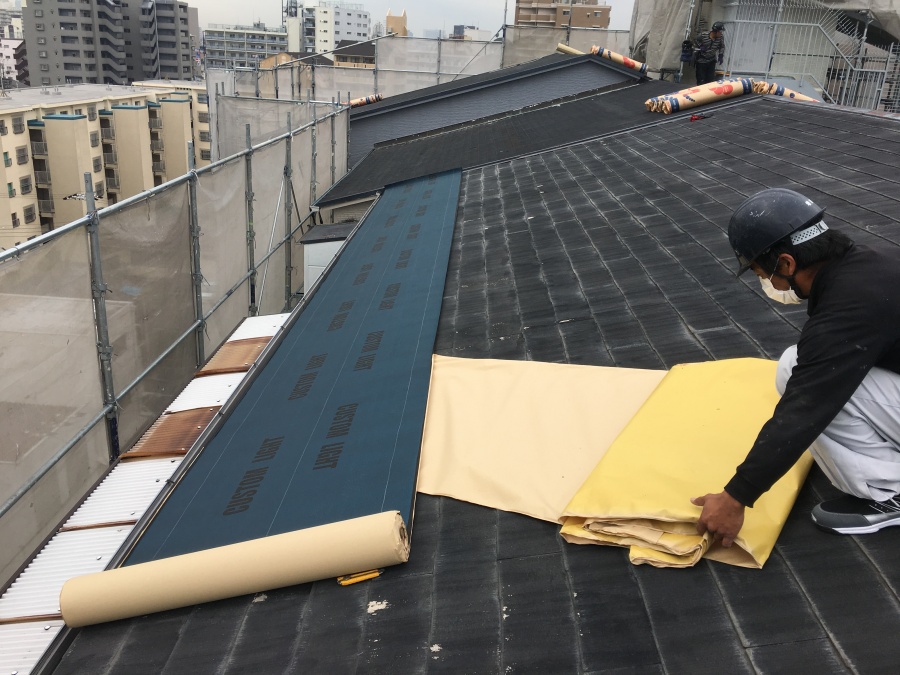 防水シートを敷く職人