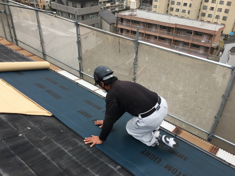 防水シートを敷く職人