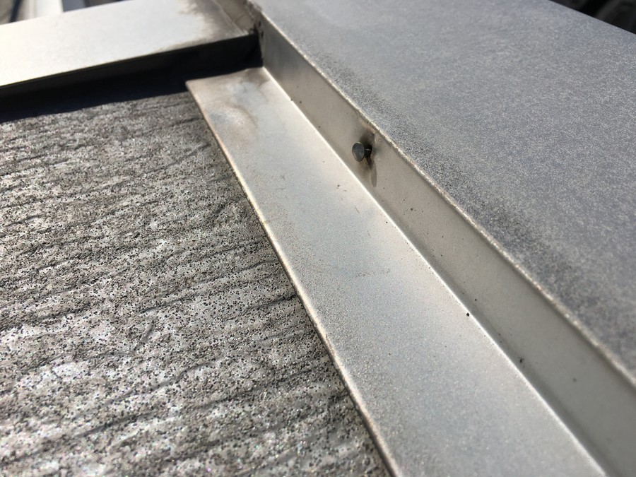 棟板金を留めている釘の浮き、緩み