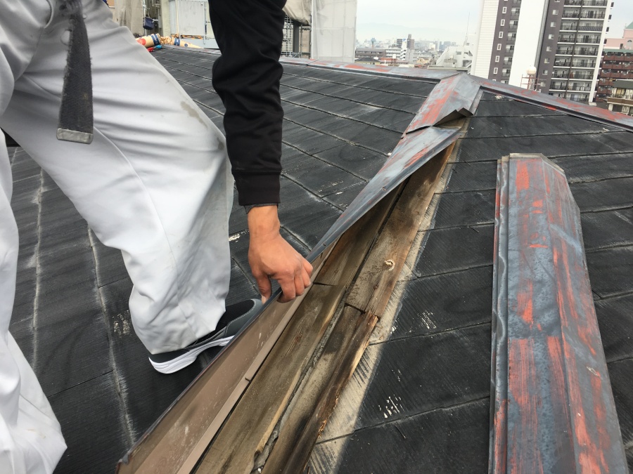 古い板金を撤去する職人