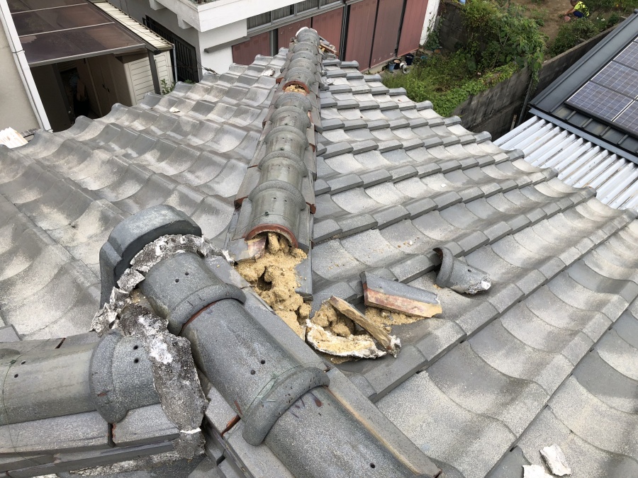 地震の揺れで歪んだ瓦