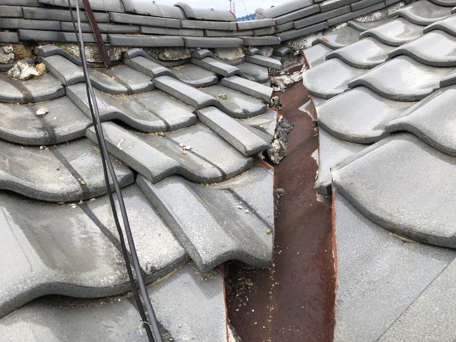 地震の揺れで歪んだ瓦