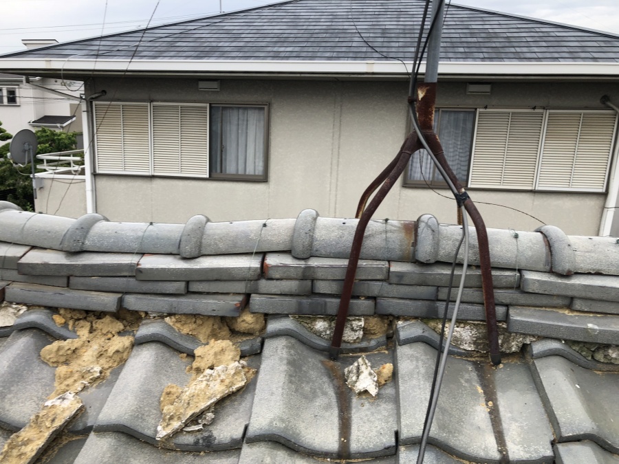 地震の揺れで歪んだ瓦