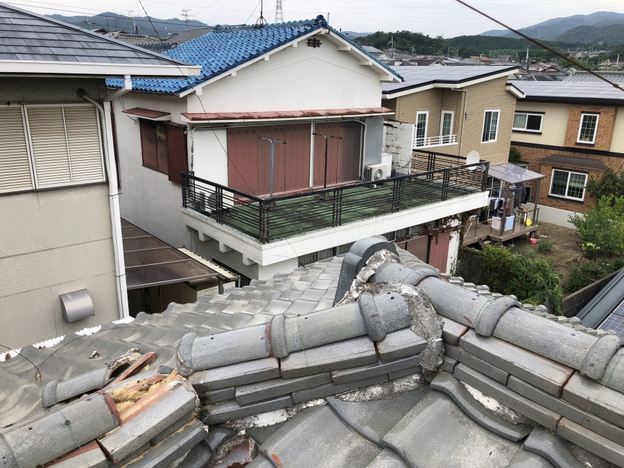 地震の揺れで歪んだ瓦