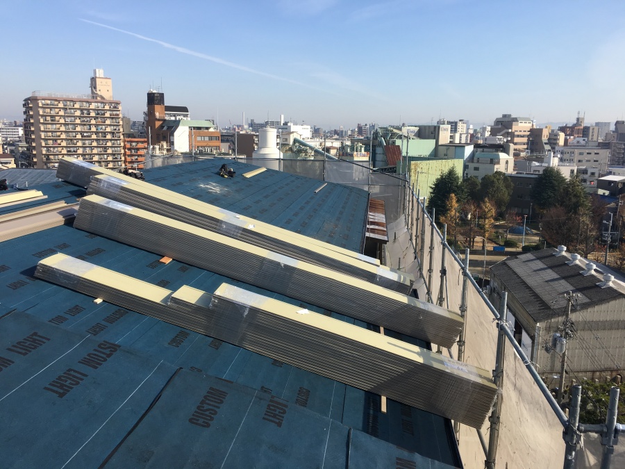 屋根に運ばれた立平鋼板
