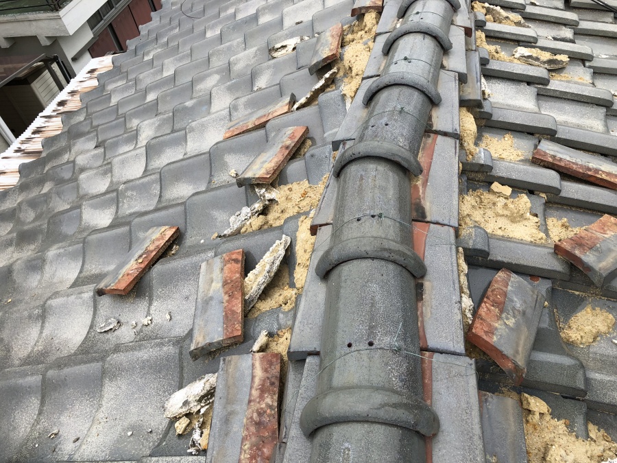 地震の揺れで歪んだ瓦