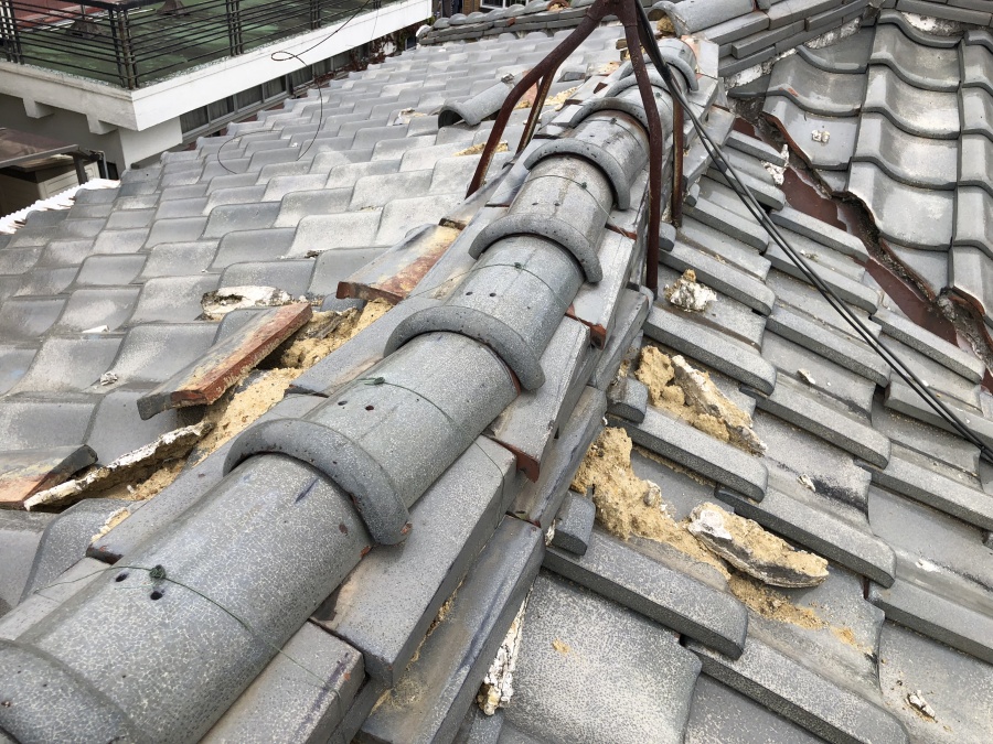 地震の揺れで歪んだ瓦