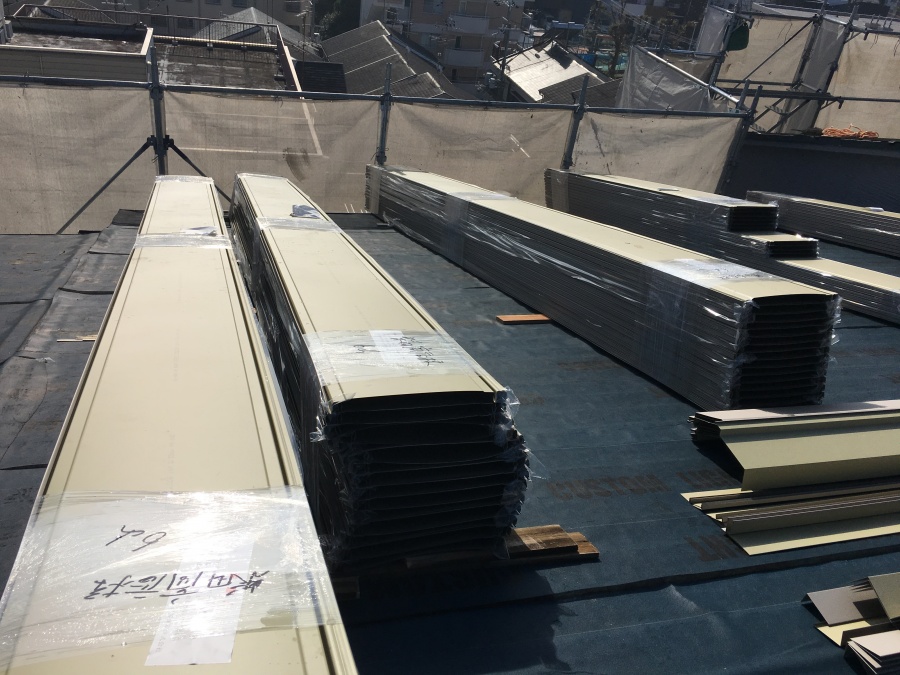 屋根に運ばれた立平鋼板