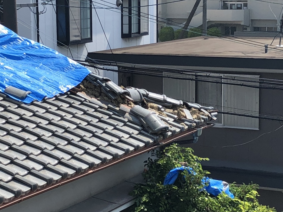 震災後の瓦のズレ