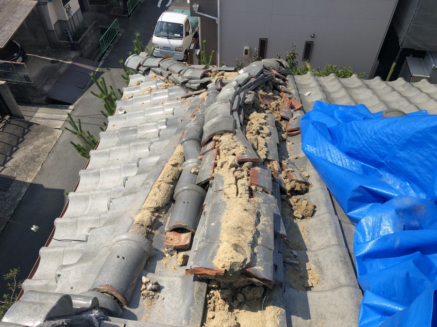 震災後の瓦のズレ