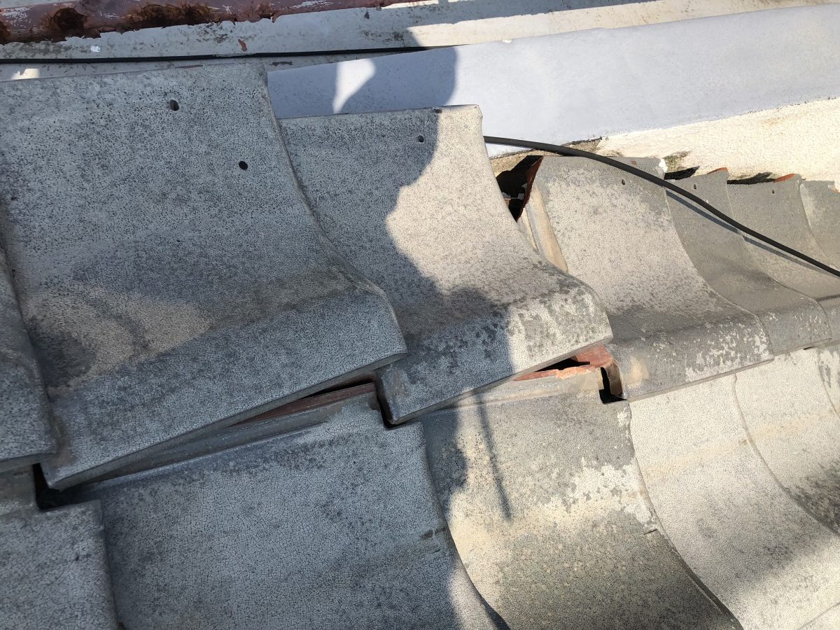 震災後の瓦のズレ