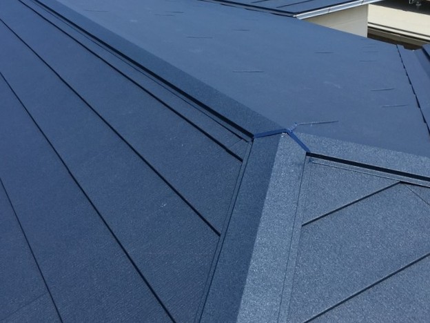 屋根カバー工法後の屋根(ガルテクト)