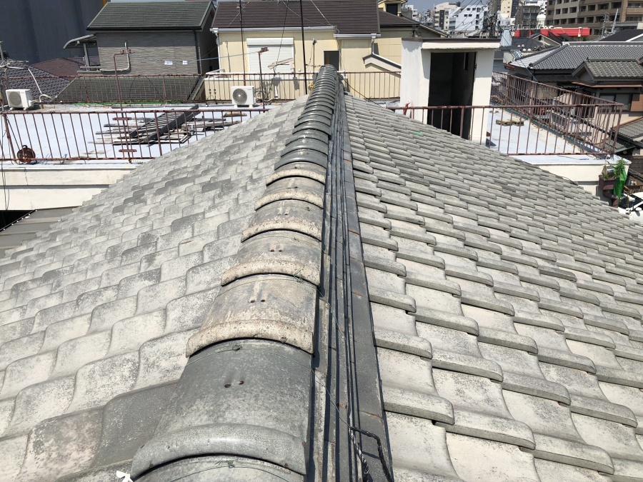 震災後の大棟の歪みを調査