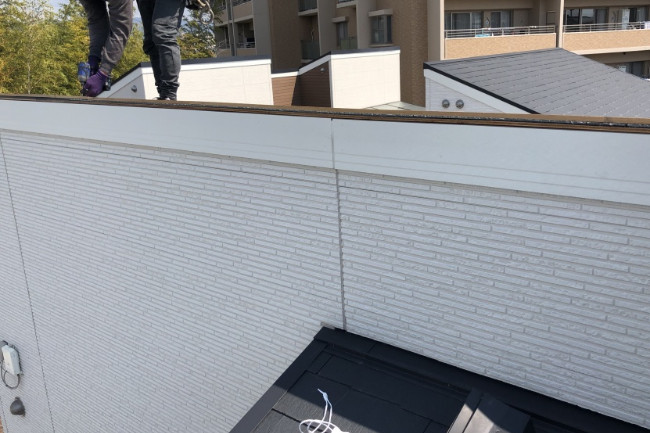 棟板金の修理中