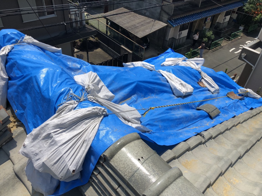 震災後の瓦のズレをブルーシートでカバー