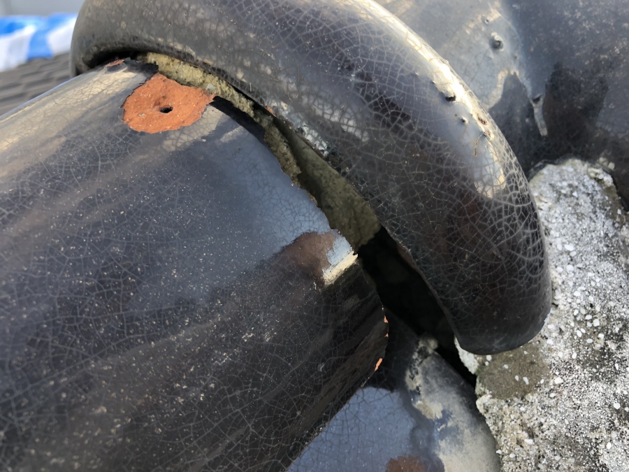 漆喰がはがれ外れかけている丸瓦